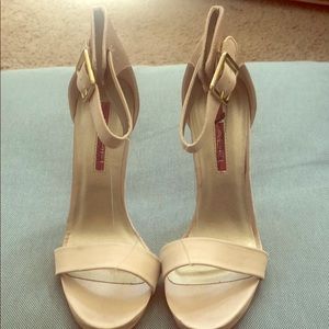 Gold/ivory stilettos small spot on the right heel